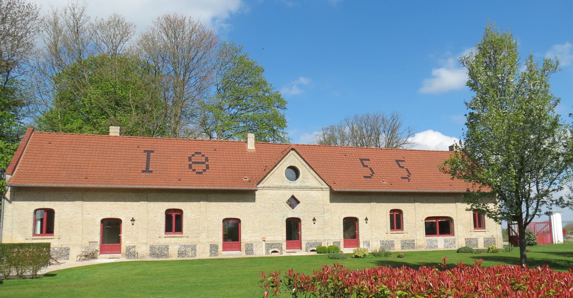 La bergerie de 1855 — façade en brique et silex